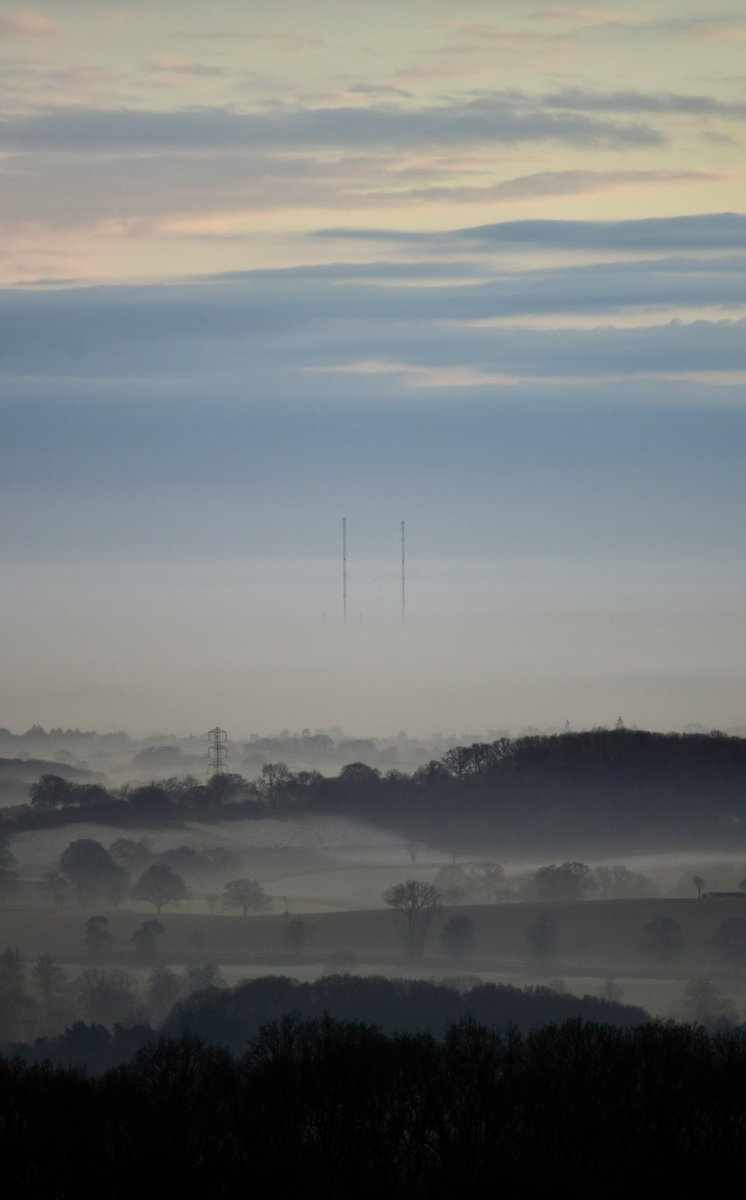 sabphotos69's tweet photo. What an end to the day. Trip up to Clent on the hunch there maybe an inversion. So we have the Malverns, Radio repeaters and the the world famous Brierley Hill Flats for your visual delight. @StormHour #Weather #Cloud #cloudinversion #Flats #Malvern #Clent #ClentHills #Birmingham #BlackCountry #Worcestershire