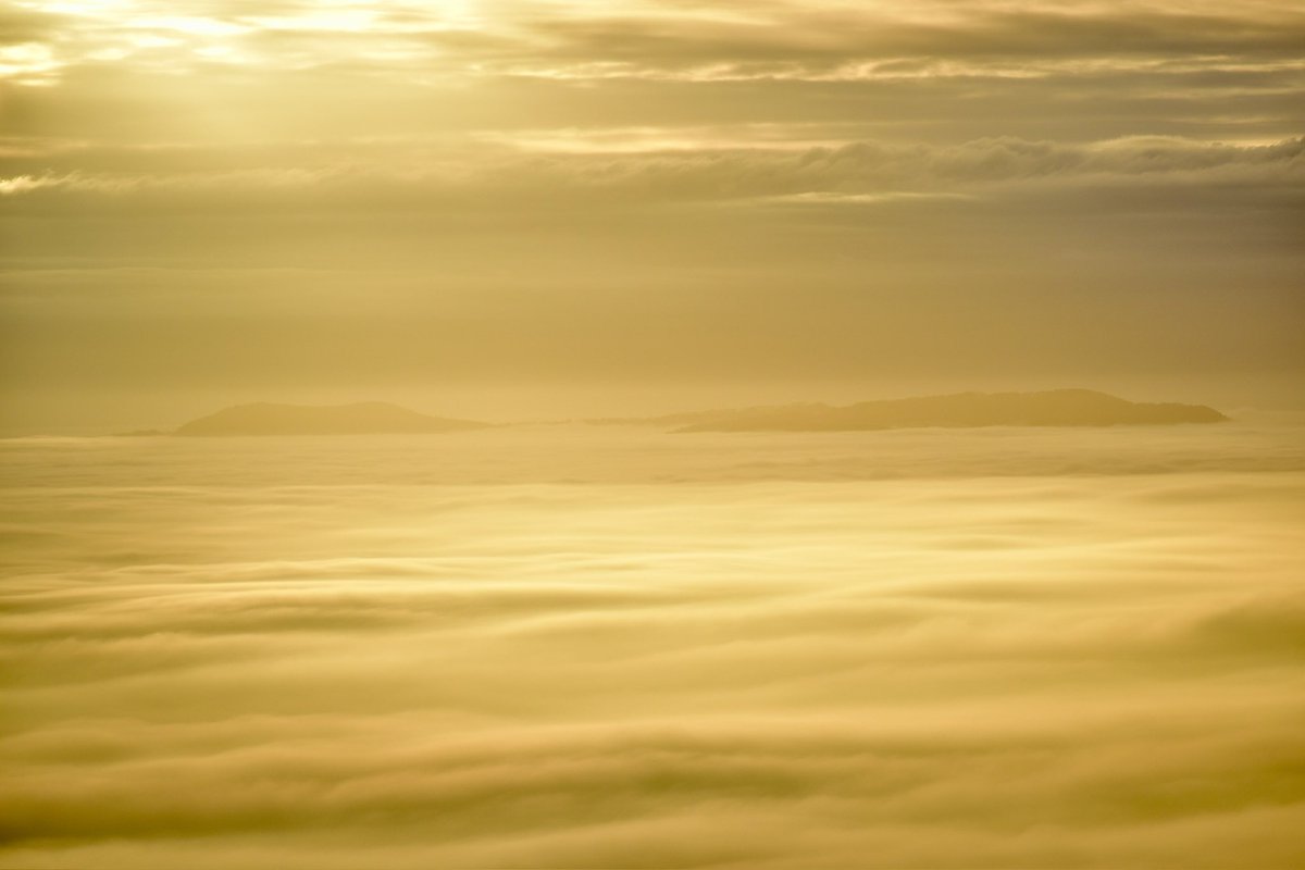 sabphotos69's tweet photo. What an end to the day. Trip up to Clent on the hunch there maybe an inversion. So we have the Malverns, Radio repeaters and the the world famous Brierley Hill Flats for your visual delight. @StormHour #Weather #Cloud #cloudinversion #Flats #Malvern #Clent #ClentHills #Birmingham #BlackCountry #Worcestershire