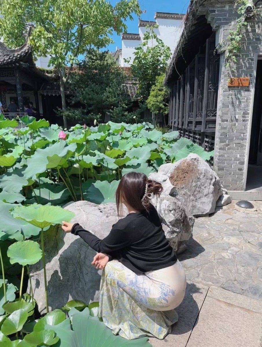 芙蓉面，杨柳腰，无物比妖娆～  

今天的裙子是不是太显身材了… https://t.co/djt7aJXekR