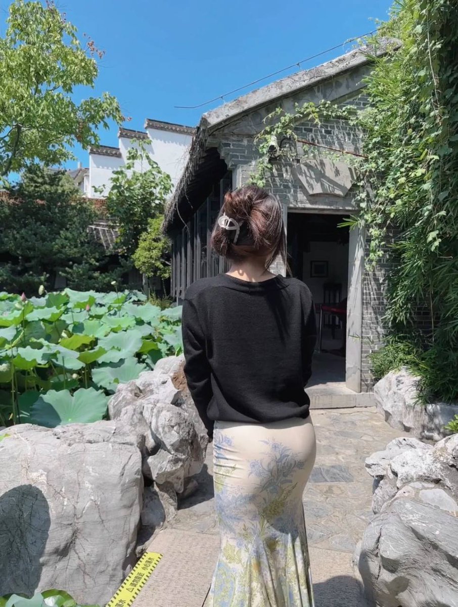 芙蓉面，杨柳腰，无物比妖娆～  

今天的裙子是不是太显身材了… https://t.co/djt7aJXekR