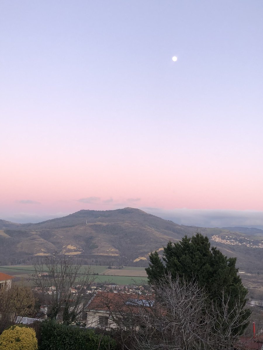 ouserkaf63's tweet photo. Je vous ce #coucherdesoleil rose 
#auvergne #volcan https://t.co/8QDONbn1u2