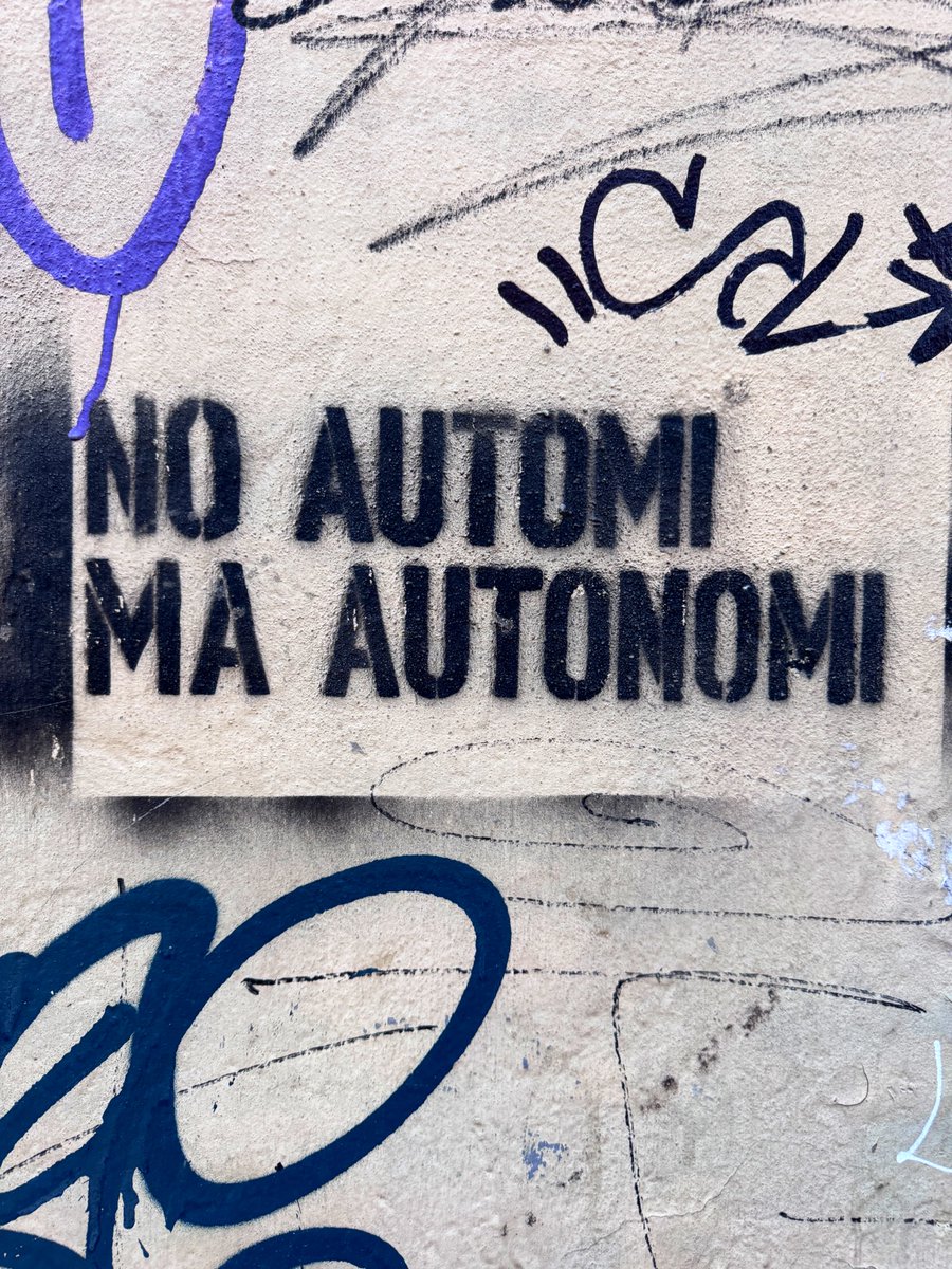 maxperri71's tweet photo. Noi a #Milano non le mandiamo a dire. Le scriviamo direttamente sui muri.
#Scritte https://t.co/F1R7bs60aA
