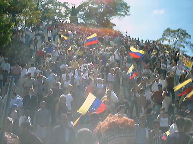 Estas fotos las tomé yo mismo el #11A de 2002. Yo estuve ahí, como muchos Caraqueños que decidimos ese día ir a poner fin a la tiranía de Chavez.
No tengo muchas más fotos, porque en lo que comenzaron las lacrimógenas y disparos, y al ver como caía la gente a mi alrededor, eso de