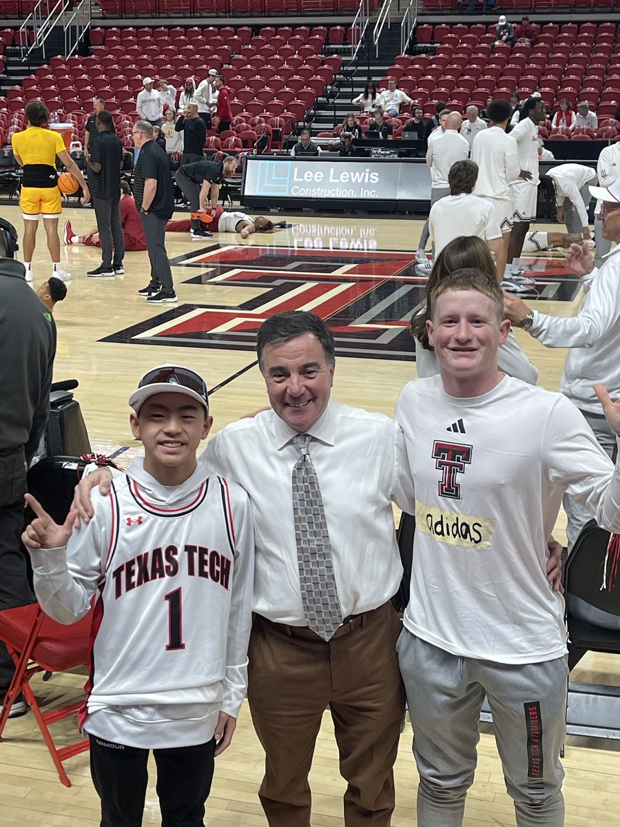 Shook hands with the best broadcaster in the sport today!! <a href="/franfraschilla/">Fran Fraschilla</a> #wreckem