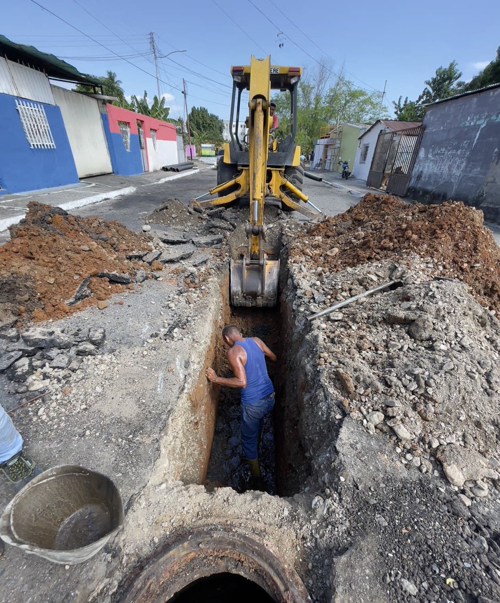 Alcaldia_Araure's tweet photo. AVANZAMOS EN ARAURE CON LA RECONSTRUCCIÓN DE COLECTOR EN LA QUEBRADITA BANCO OBRERO | Trabajos que iniciamos hoy sábado en el marco del plan estadal Fiesta de las Aguas Servidas 2025, para garantizar el buen funcionamiento de este sistema. https://t.co/55GySQO2tv