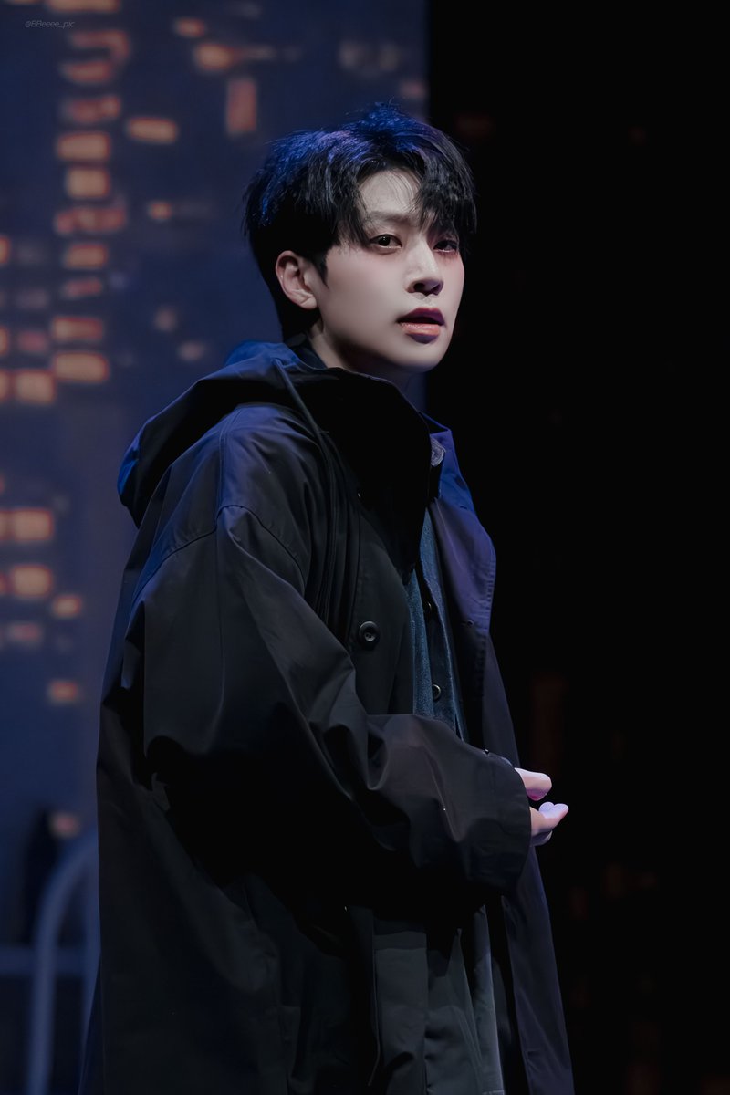 BBeeee_pic's tweet photo. 250111낮 종의 기원 커튼콜 '심판자'
한유진 / #박상혁

너희들 곁 바로 여기 https://t.co/4hvDyA5kug
