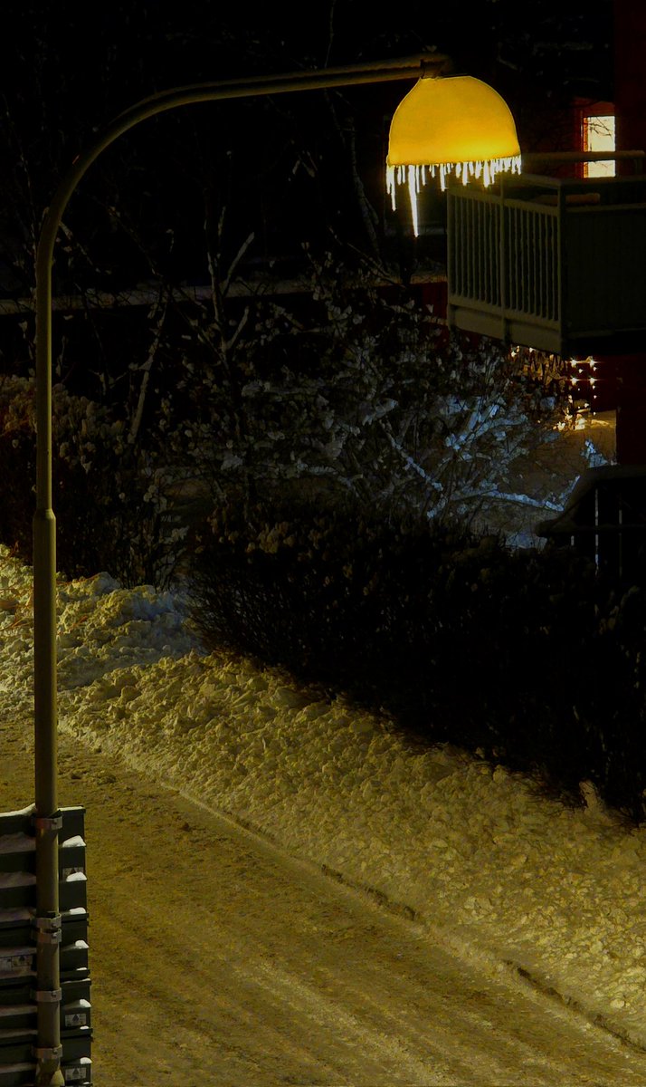 PahaadiVibes's tweet image. The street lamp got its winter decoration 🛋
#icicles