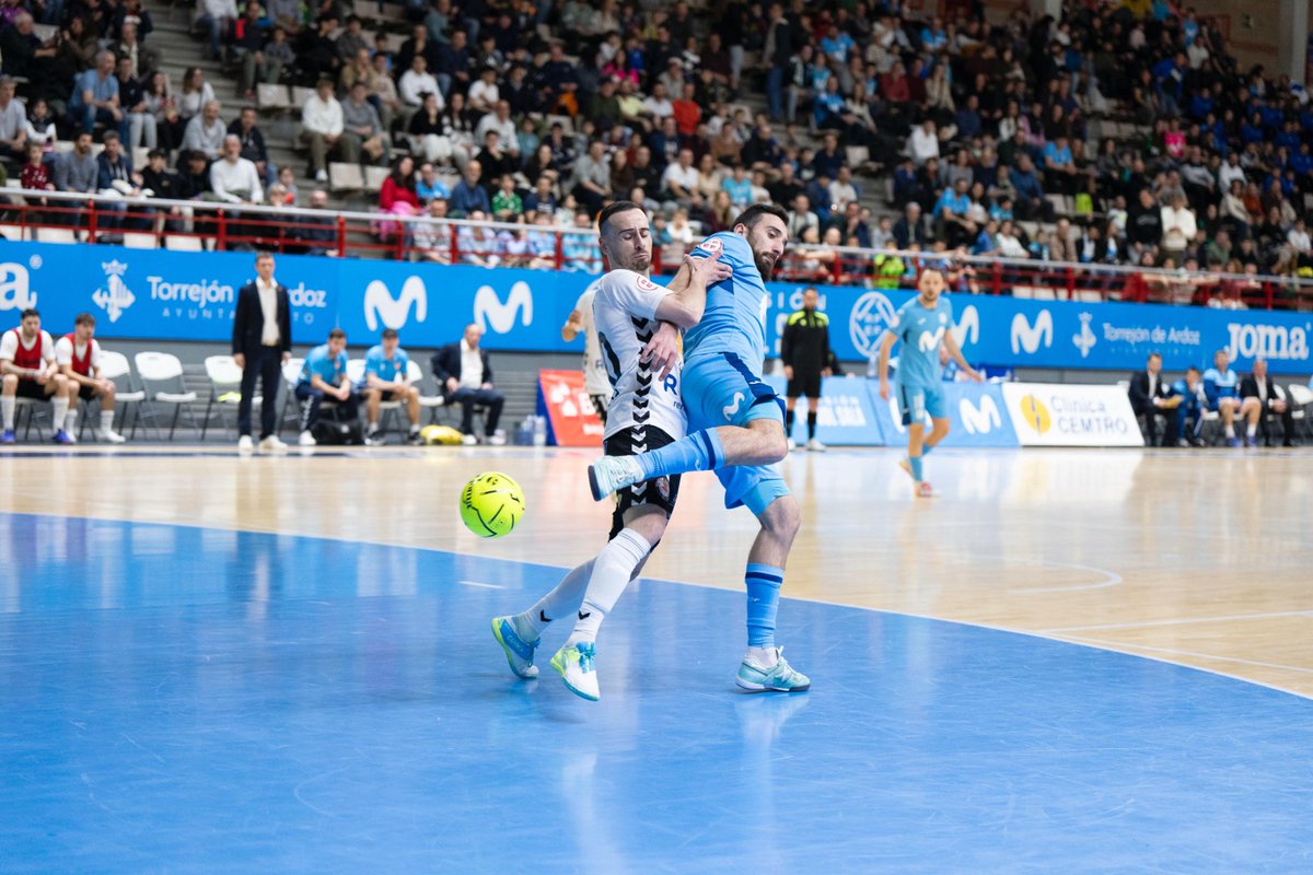 Ese taconcito 😏

Tiene mucha magia, ¿verdad, <a href="/raul6gomez/">Raúl Gómez</a>? 💙

¡Seguimos buscando la meta rival con ahínco! 👊

#InterRibera #InteristaSoy💚💙