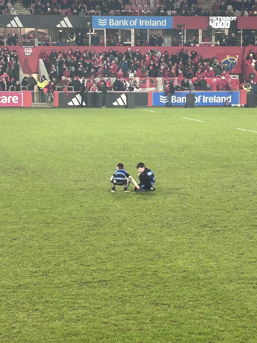 What sport is all about !! Half time game in <a href="/thomondstadium/">Thomond Park Stadium</a> and one teammate tying his other partners shoe lace !! #youcantteachit <a href="/Munsterrugby/">Munster Rugby</a> <a href="/ShannonAirport/">Shannon Airport</a> #MunvSar <a href="/ChampionsCup/">Investec Champions Cup</a>