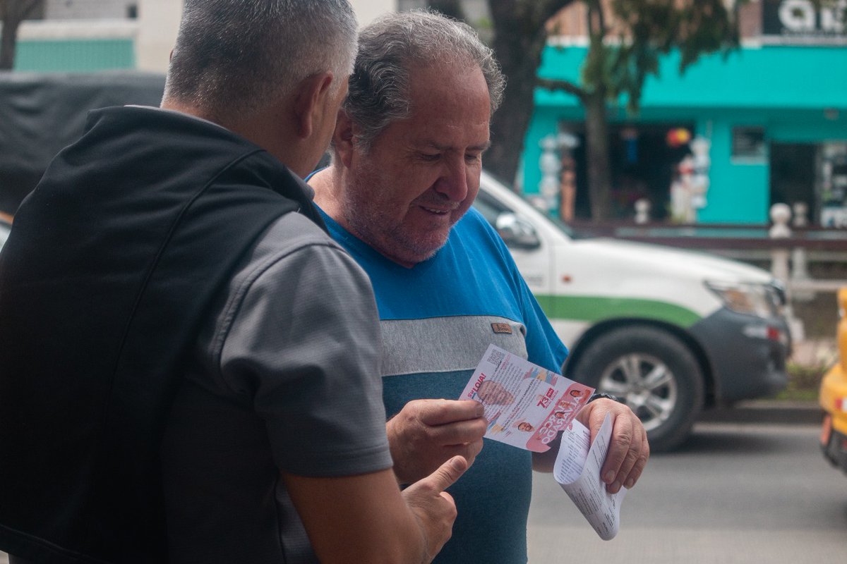 Marco_AlvaradoT's tweet photo. Soñar es bonito, pero si ese sueño se lo comparte con tus amigos y te ayudan a alcanzarlo es más divertido y gratificante. 
Hacemos política de una manera diferente, así como nuestras propuestas, acciones reales con gente como tu. Gracias por unirte🫡
#SíSePuedeLoja 🔴🔵🟡🔵🔴🔵 https://t.co/st39QjTtki