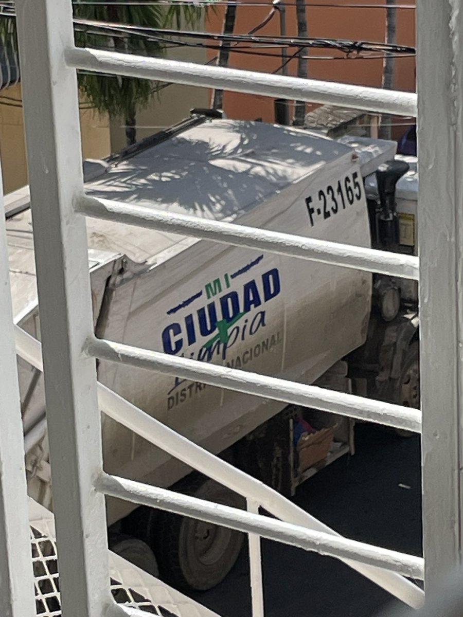 elsuazo's tweet photo. @AlcaldiaDN @CarolinaMejiaG 

Buenas tardes este camión F23165 indicó que no se lleva la basura por que tiene que estar sin vehículo la calle.  La puerta de la basura está totalmente libre y sólo se necesita abrir. Pero prefirieron irse. https://t.co/HNBmSCMbGn