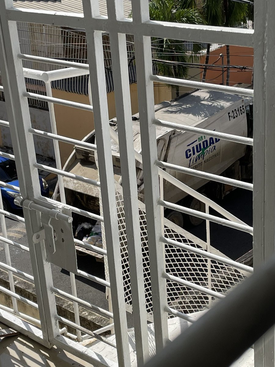 elsuazo's tweet photo. @AlcaldiaDN @CarolinaMejiaG 

Buenas tardes este camión F23165 indicó que no se lleva la basura por que tiene que estar sin vehículo la calle.  La puerta de la basura está totalmente libre y sólo se necesita abrir. Pero prefirieron irse. https://t.co/HNBmSCMbGn