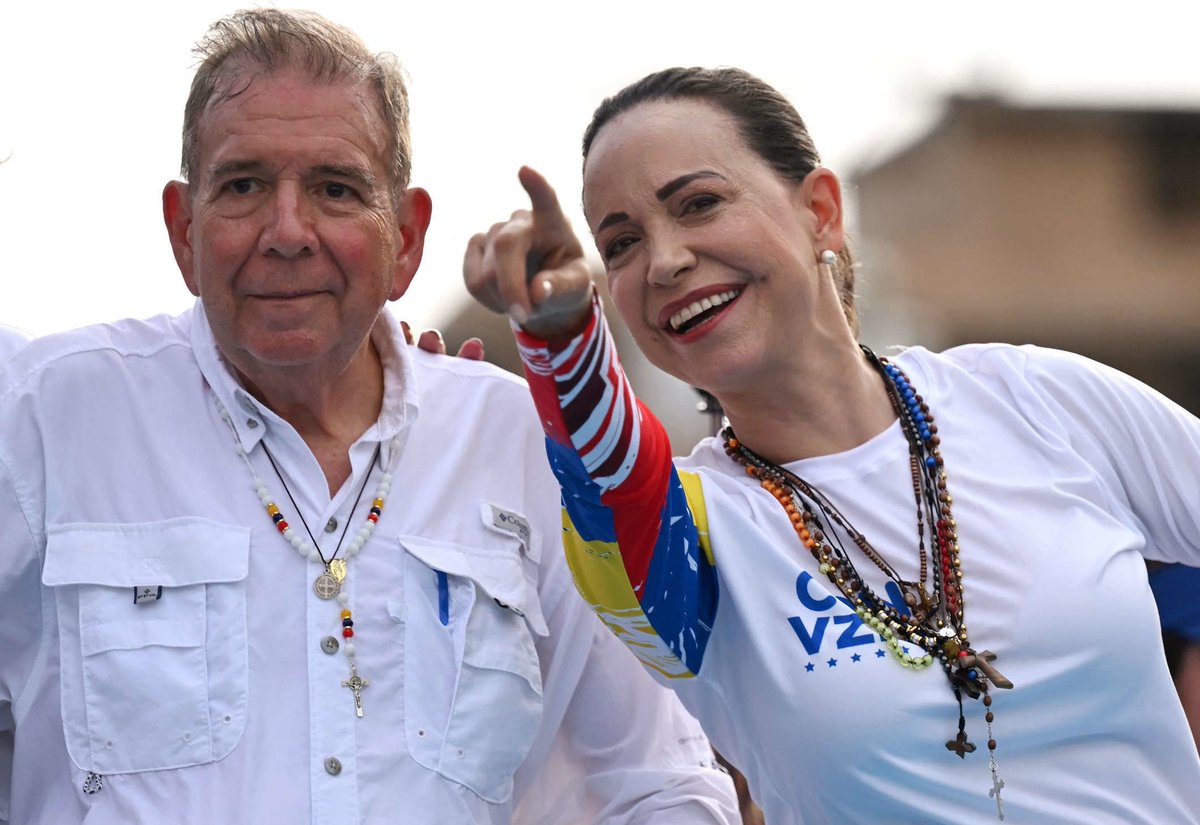 mundiyopolitico's tweet photo. Edmundo a ese guevón que está leyendo también lo engañamos.

🤣 https://t.co/khwmeMEnlN