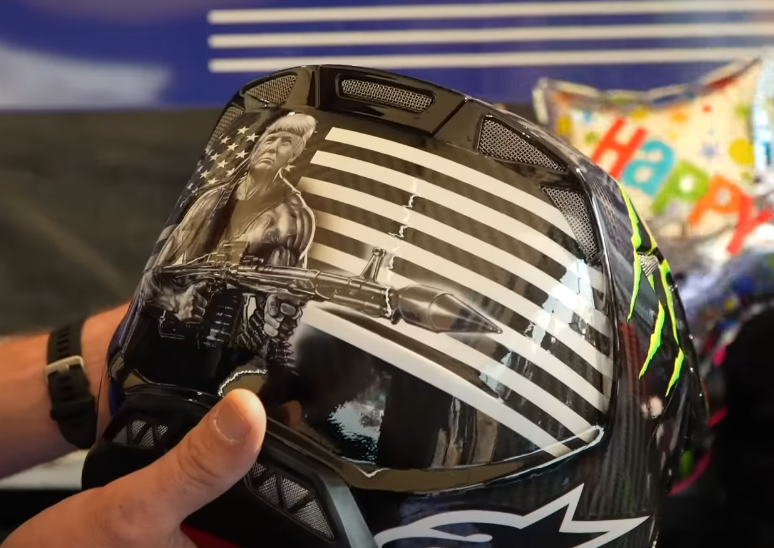 Jaspony11's tweet photo. How sick it this!!!
Danger Boy Hayden Deegan's helmet for the Anaheim AMA Supercross opener!!!
#supercross #DangerBoy #Trump #TrumpRambo https://t.co/irMmYfTk0v