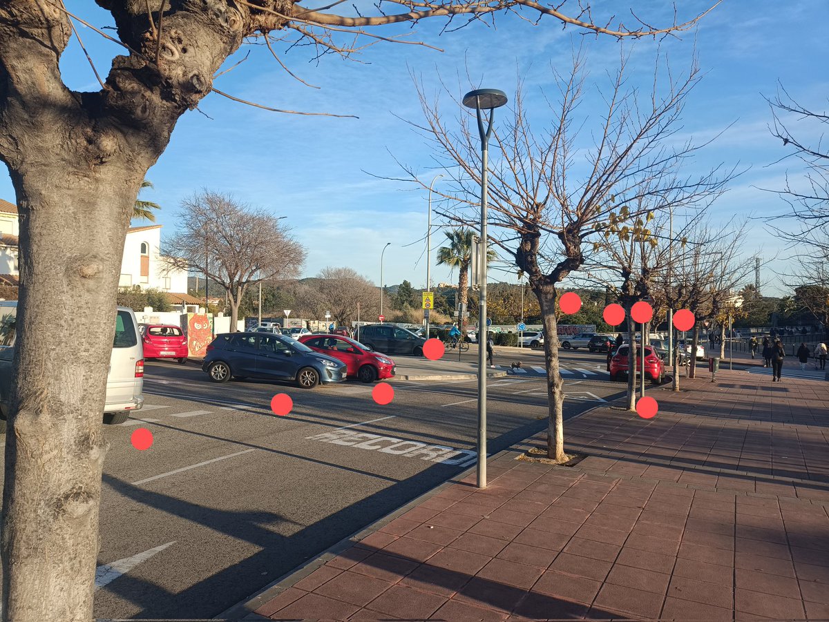 Això és ahir. Ni fer baixar els torrons ens fa caminar 100m. 
Cada punt es un cotxe estacionat malament.
<a href="/santperederibes/">Sant Pere de Ribes</a> passarà algun dia la policia?
#SPRibes
