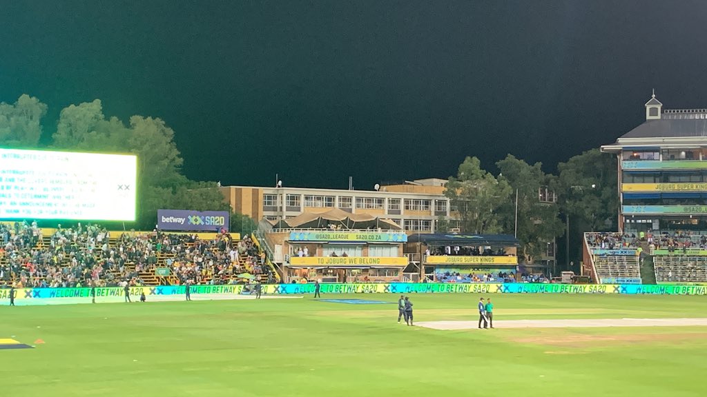 mmarsh63's tweet photo. @JSKSA20 No rain and light covers remain on for an extensive delay. Quite disappointing for those of us that attend. Not a brolly in sight… https://t.co/jsJrBlSWDI