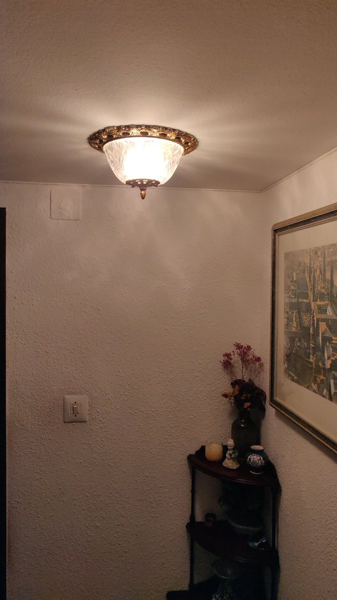 LeQarlo's tweet photo. @Saiztico En casa de mi abuela ya se sabía hace tiempo lo del cristal de Santificación.
Es broma, pero ahora me mola la luz xD. Luego me paso por el video. https://t.co/VvIQ1EMrws