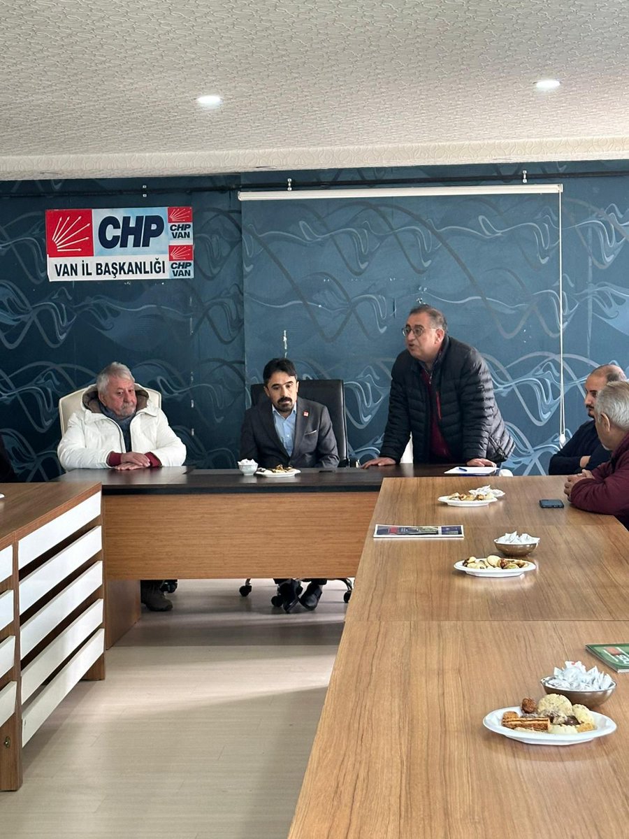 edremit_ilce's tweet photo. Edremit İlçe Danışma Kurulu toplantımızı, il başkanımız sayın @bedirhanogluvan ilce başkanımız @EdremitIlce
Murat Günay in katılımıyla gerçekleştirildi.Toplantıya katılarak parti programımıza dair görüş ve önerilerini paylaşan tüm üyelerimize teşekkür ediyoruz
 @eczozgurozel https://t.co/nfBhcCrTG3