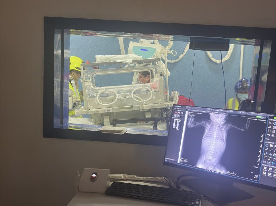 salomonj's tweet photo. Esta mañana se realizó el traslado aéreo de un recién nacido de 15 días, con diagnóstico de defecto del tubo neural y probable hidrocefalia, quien fue referido del Hospital General de Salina Cruz #IMSSBienestar al Hospital General Aurelio Valdivieso. 

El operativo fue coordinado por personal de los @SSO_GobOax, la Dirección General del @HangarGobOax, con el apoyo de la @PolVial_GobOax, el H. de @Bomberos_GobOax y la @CEPCyGR_GobOax, que permitieron que el servicio de ambulancia aérea de la #PrimaveraOaxaqueña realizará un aterrizaje directo en las inmediaciones de la Fuente de las Ocho Regiones, acercando al bebé y a su madre a las puertas del nosocomio, lo que redujo significativamente los tiempos de atención en esta emergencia.