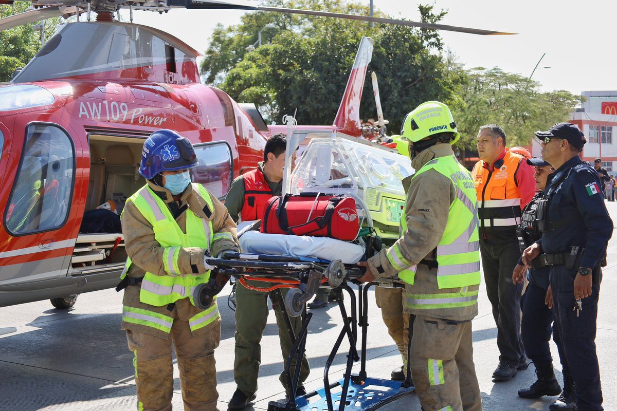 salomonj's tweet photo. Esta mañana se realizó el traslado aéreo de un recién nacido de 15 días, con diagnóstico de defecto del tubo neural y probable hidrocefalia, quien fue referido del Hospital General de Salina Cruz #IMSSBienestar al Hospital General Aurelio Valdivieso. 

El operativo fue coordinado por personal de los @SSO_GobOax, la Dirección General del @HangarGobOax, con el apoyo de la @PolVial_GobOax, el H. de @Bomberos_GobOax y la @CEPCyGR_GobOax, que permitieron que el servicio de ambulancia aérea de la #PrimaveraOaxaqueña realizará un aterrizaje directo en las inmediaciones de la Fuente de las Ocho Regiones, acercando al bebé y a su madre a las puertas del nosocomio, lo que redujo significativamente los tiempos de atención en esta emergencia.