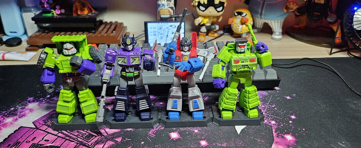 JaseFox's tweet photo. @WildwheelsHat I got a whole load of these over Christmas, I absolutely loved putting them together and the posing is brilliant. I've got the four pictured below and a Sideswipe on a shelf just out of reach at the moment. https://t.co/20nDX9xR43