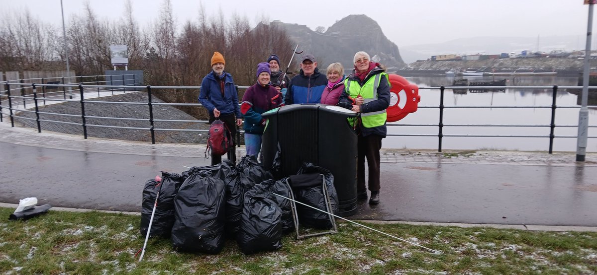 AlistairFergu11's tweet photo. Friends Of River Leven Valley pick today in the snow. 14 bags, a lifebelt, and a foldaway stool uplifted. Hardy souls we are, as it made it up to 1 degree today! #litterpicking #litter #litterfree #Cleanup #ReportingLitter #keepbritaintidy
#SpringCleanScotland #LeaveNoTrace https://t.co/PBNp367Csk