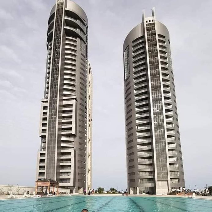 IdrisConnecting's tweet photo. #DoYouKnowLagos
Are you wondering where in the world this beautiful area is ? This is Eko Atlantic City, a coastal development where the aquatic environment, ultra-modern infrastructure and humans co-exist harmoniously. It is located on Victoria Island, Lagos. https://t.co/FPMZgnT2dE