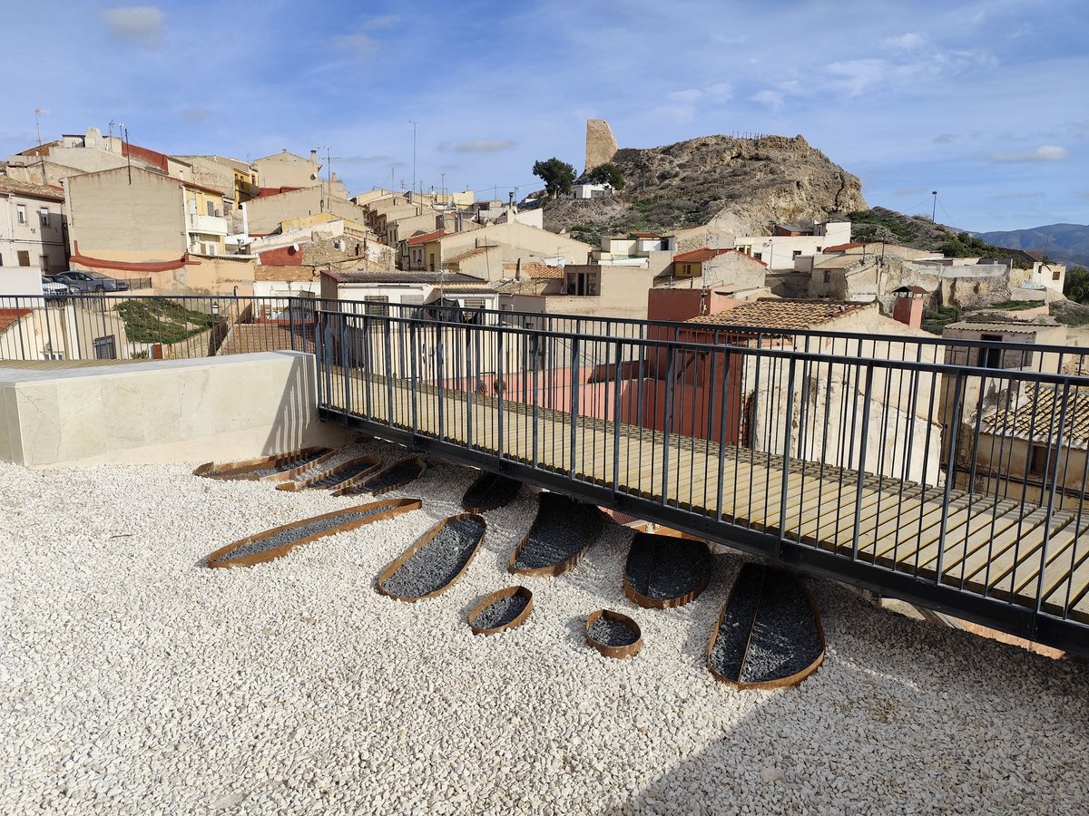 Ferrandipo's tweet photo. Durant les obres de restauració de la Torre del Rellotge de Monòver van aparèixer les restes de l'antiga maqbara medieval. Els vestigis arqueològics s'han museïtzat i integrat en l'entorn https://t.co/qvDTv5Ujj7