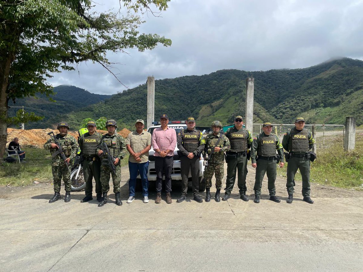Jucamo7's tweet photo. Los usuarios de las vías nacionales y el personal @InviasOficial cuenta con el acompañamiento de la fuerza pública como parte del Programa de Seguridad en Carreteras Nacionales. Agradecimiento al MG Rodríguez y BG Caicedo #BLICA @COL_EJERCITO BG Susana Blanco @TransitoPolicia https://t.co/B2D24zGzjC