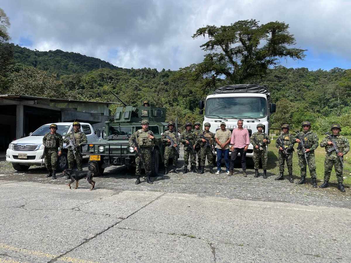 Jucamo7's tweet photo. Los usuarios de las vías nacionales y el personal @InviasOficial cuenta con el acompañamiento de la fuerza pública como parte del Programa de Seguridad en Carreteras Nacionales. Agradecimiento al MG Rodríguez y BG Caicedo #BLICA @COL_EJERCITO BG Susana Blanco @TransitoPolicia https://t.co/B2D24zGzjC