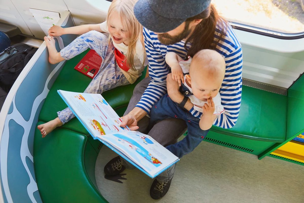 riverolavic's tweet photo. ¡Vagón con juegos en los trenes de Finlandia! Con cuarto de baño, columpio, pequeña biblioteca, cambiador...

#frenkidly #kidfriendly #childrenfriendly #familyfriendly #familytravel #intercity #Finlandia #renfe Renfe #LetsBeKids #SeamosNiños #kidspace #WeLoveCities #urbanismotactico #urbanismotáctico #playgroundequipment #CiudadAmigadelaInfancia #ChildFriendlyCities #chilfriendly #bookfriendly VR matkalla