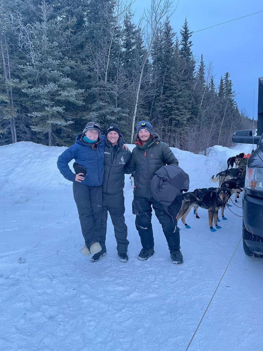 Chloe and Josiah are ready to start the Copper Basin! 🐕👏🏻 

Chloe is bib #3 and Josiah is bib #5, cheer them on! 😁🙌🏼

#mushinglife #alaskanhuskies #dallasseavey #dogmusher #CopperBasin