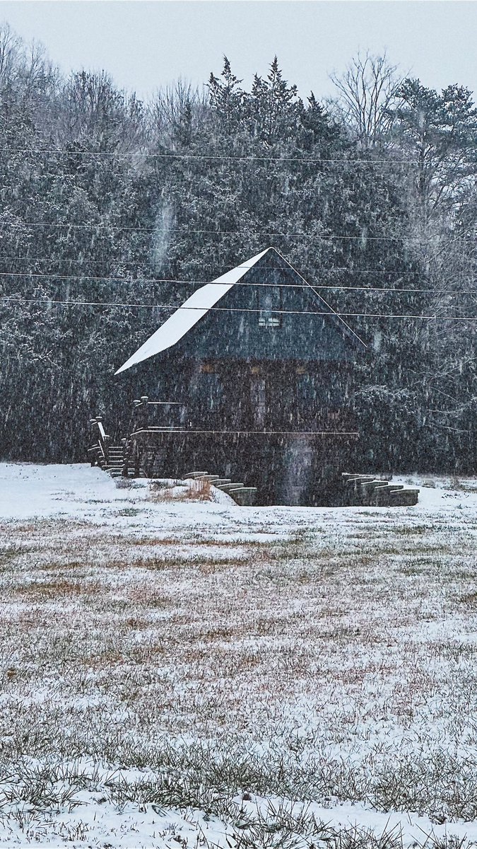 JasonCalhoun_'s tweet image. Can’t beat a good snow day. It’s like nature itself telling me to take the day off… and who am I to argue?