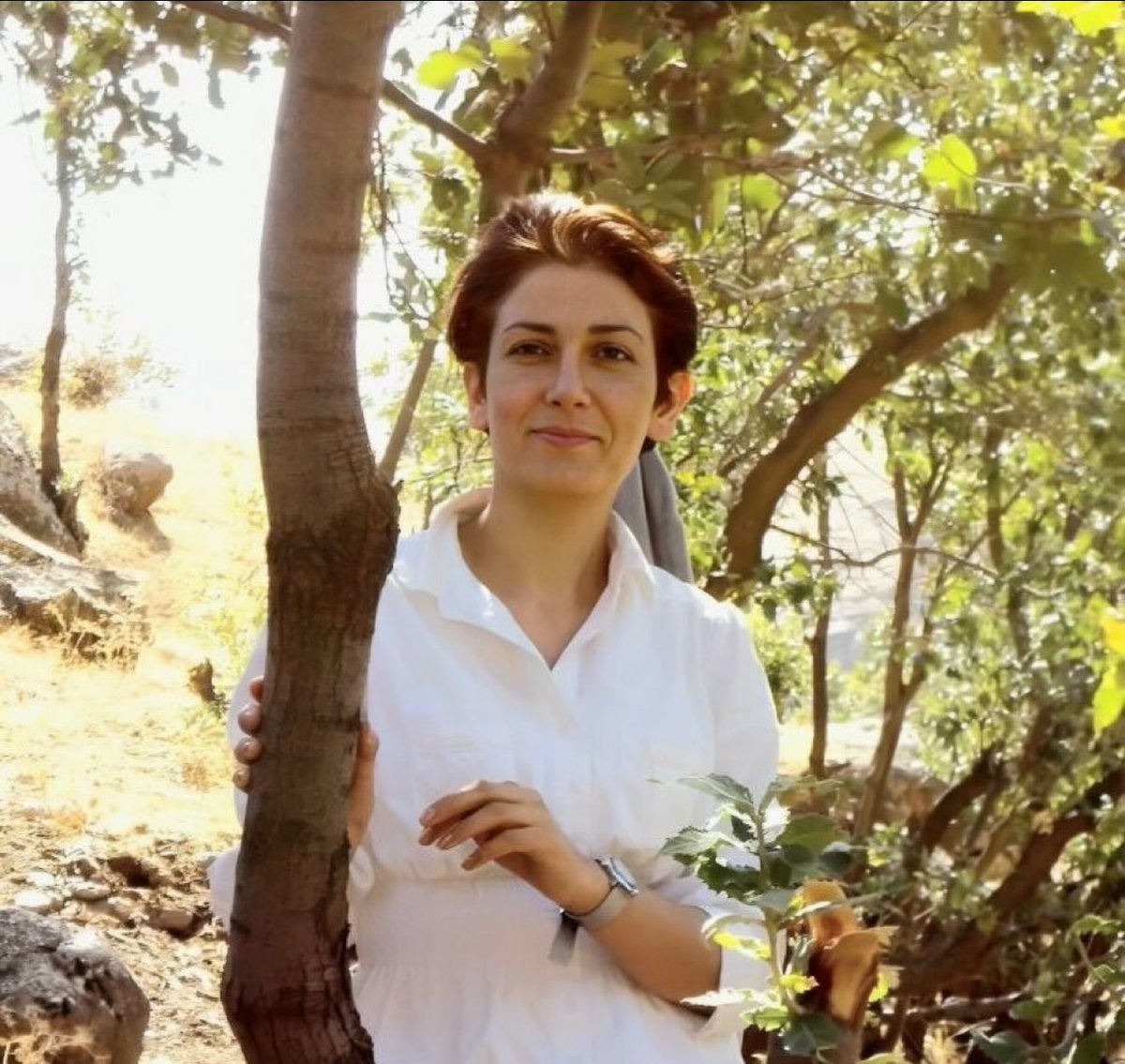 Sie war jahrelang in Rojava und hat sich um die Geflüchteten in den Camps gekümmert, die vor dem IS geflohen ist. Jetzt soll sie in Iran hingerichtet werden. Seid ihre Stimme! 
#PakhshanAzizi
#پخشان_عزیزی