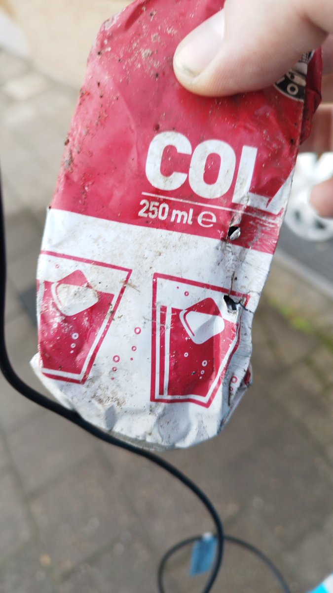 NielsNoise's tweet photo. Bijzonder exemplaar en goed verstopt in een heg achter een wijkkast bij de oosterburen.. met de spectaculaire THT van jawel.. 07/2012 #zwerfievandedag https://t.co/zNWZ80hUsj