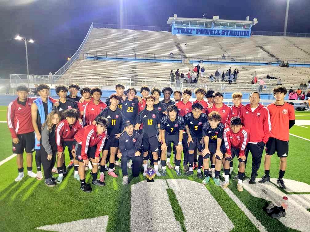 Athletics_MDCPS's tweet photo. 👏⚽️ Shoutout to @miamibeachSHS, the @GMAC_MDCPS_305 Boys Soccer runner-up! A hard-fought effort in the championship at #TrazPowellStadium. Great season, Hi-Tides! 🌊💪 #GMACSoccer #HiTidePride https://t.co/4GfqtmdMQ5