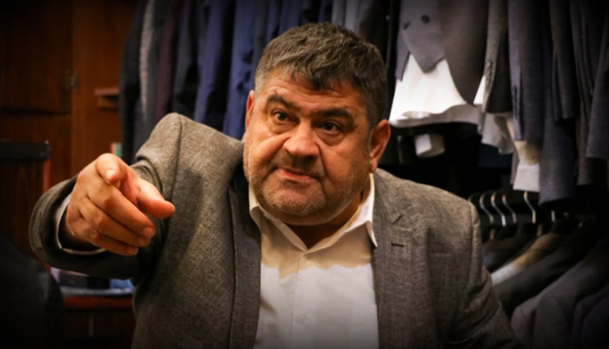 Mehmet Bucak
"1 Milyon Mehmet"
Kederli günlerde yüreğimize su serpti. Farkında olmadan saflığıyla ve temiz yürekliliğiyle fark yarattı. Hiç paylaşmayacağını düşündüğümüz şeyleri paylaşarak, bize aslında insan olmanın ne demek olduğunu hatırlattı. 
Aşını, ekmeğini, parasını