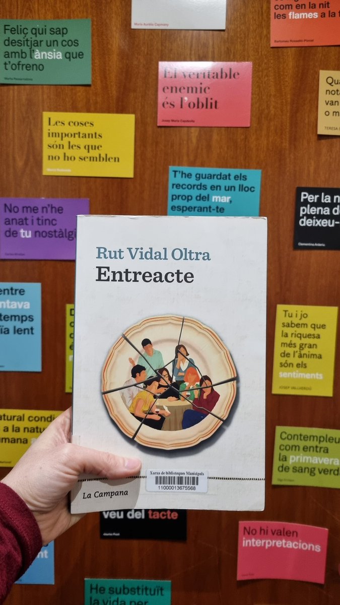 Nuriavj20's tweet photo. Llibre estil de "La casa en flames" (tot i que la novel·la és prèvia a la pel·lícula). 
M'ha distret i l'he llegit d'una tirada. Barreja entre personatges molt humans i empàtics i d'altres desagradables i murris. 
Una autora catalana més a la motxilla! Gràcies per l'estona ✨️ https://t.co/J70yHXkMdz