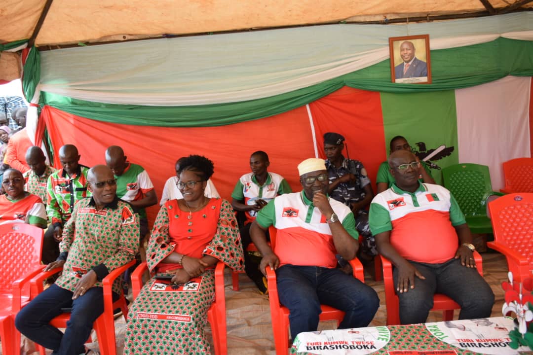 CnddFddBuhumuza's tweet photo. Ivyo bikorwa vyari vyatewe iteka n'icegera c'umunyamabanga mukuru w'umugambwe @CnddFdd hamwe n'abanyamabanga ntunganyabisata batatu. Yahamagariye abenegihugu kwijukira ibikorwa vy'iterambere bizodushikana kumbona kazoza y'Igihugu.
@DorianeMunezero https://t.co/ineADPxj31