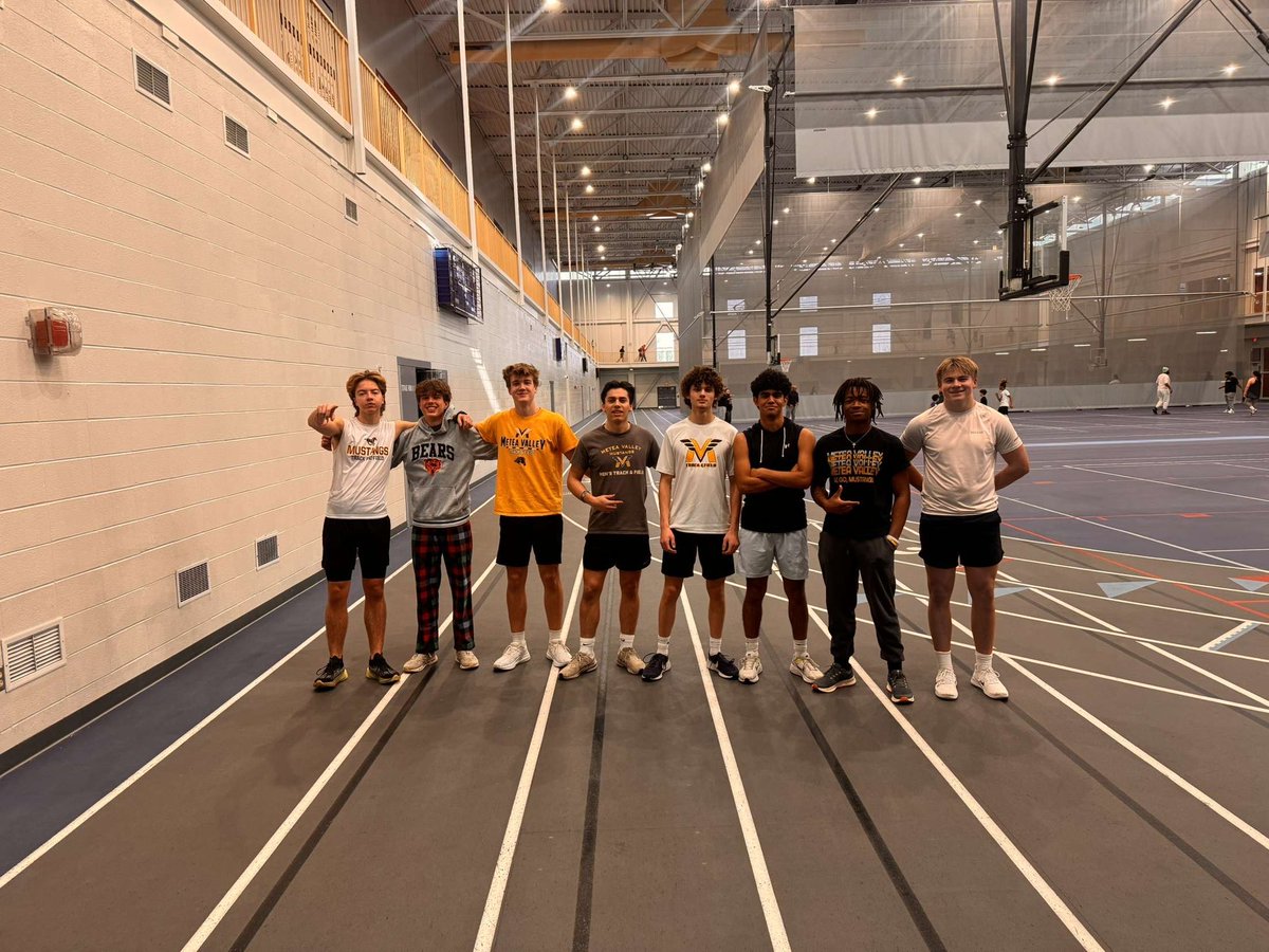 Colin_gle1's tweet photo. Had a successful day at vaughan’s athletic center track. Performed 4x60m Chasers, focusing on reaction and speed training. Also did 4 sled pushes on the track and finished off in the weight room with some plyometrics and light lifting. @MVMensXCTF https://t.co/CXjSKSqcG7