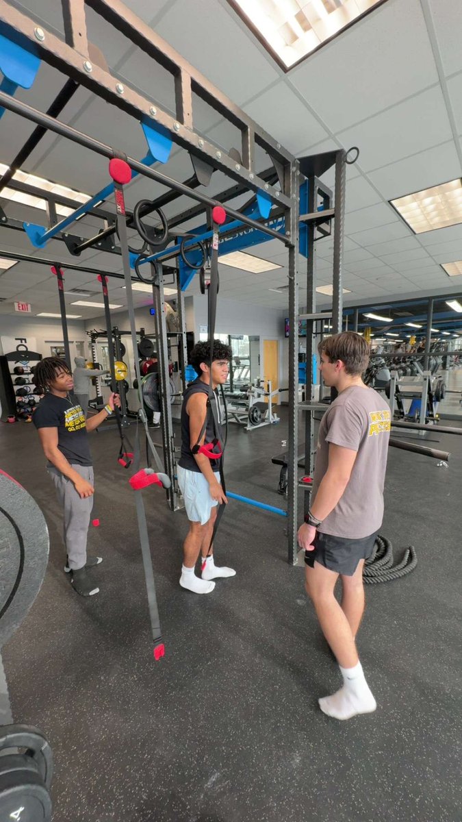 Colin_gle1's tweet photo. Had a successful day at vaughan’s athletic center track. Performed 4x60m Chasers, focusing on reaction and speed training. Also did 4 sled pushes on the track and finished off in the weight room with some plyometrics and light lifting. @MVMensXCTF https://t.co/CXjSKSqcG7