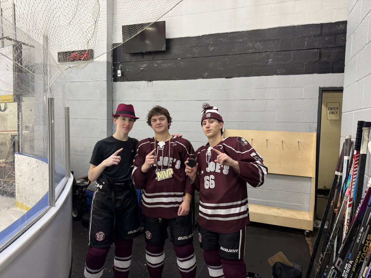 VarMar heads down the 90 to stay hot and dominate McQuaid. 4-1 win!
Buccatelli (G) gets the game puck, Morreale (G) get the Fedora and Wnek (A) gets the MVP. Shots 44-15. Great team effort #RollVarMar