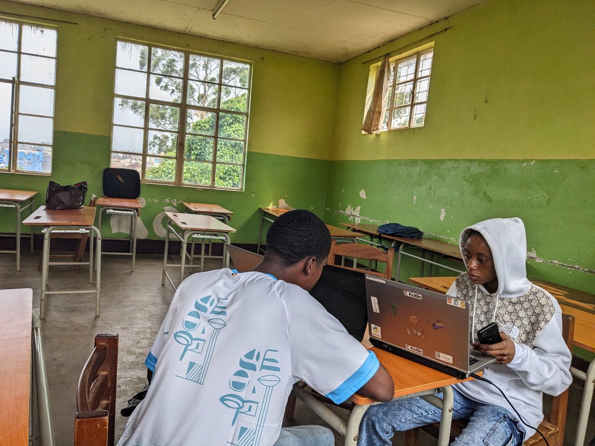 gdgocucbukavu's tweet photo. Team #kotlingdgocucb 💚
La team naissante qui fait preuve de grand courage et travaille avec le Lead @aganzeC1 et la mentor @rbmartine89 🚀 https://t.co/1Nnn4W2u4Y