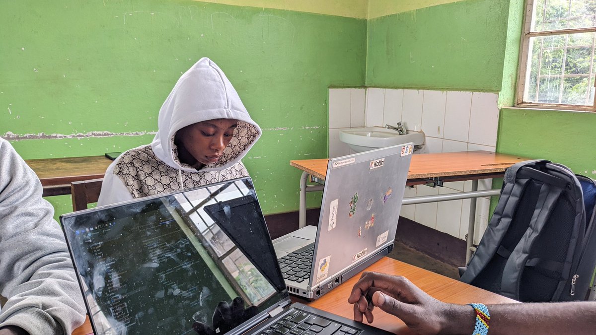 gdgocucbukavu's tweet photo. Team #kotlingdgocucb 💚
La team naissante qui fait preuve de grand courage et travaille avec le Lead @aganzeC1 et la mentor @rbmartine89 🚀 https://t.co/1Nnn4W2u4Y