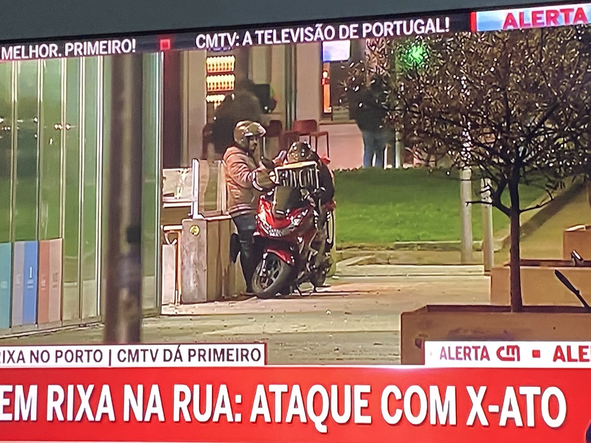 karl__1969's tweet photo. Um gajo vai a um supermercado para ver argelinos às facadas. Bonitas estas sensações! @RcostaRicardo
#FODEIBOS https://t.co/63sLfxVZWC