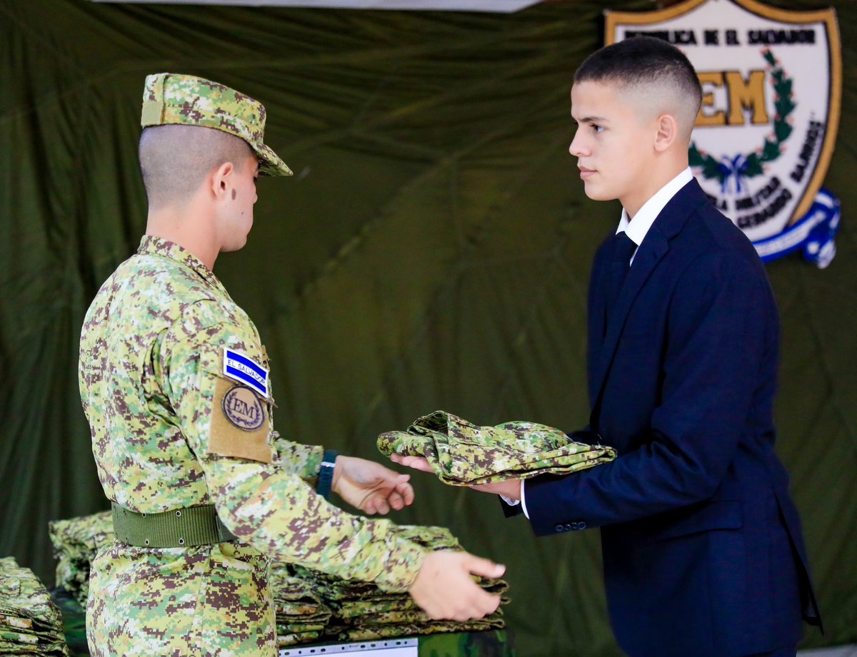 merino_monroy's tweet photo. Nada es imposible; se requiere valentía y amor a la patria. 

Este día, recibimos en el seno de la prestigiosa Escuela Militar Capitán General Gerardo Barrios, a 45 señoritas y 102 caballeros, para iniciar el proceso que los convertirá, al finalizar sus estudios, en oficiales de la @FUERZARMADASV y licenciados en administración militar. 

Felicidades por haber escogido la carrera militar que los transformará en ciudadanos al servicio del noble pueblo salvadoreño.

¡Cadetes, bienvenidos a la institución que les acogerá para toda su vida!