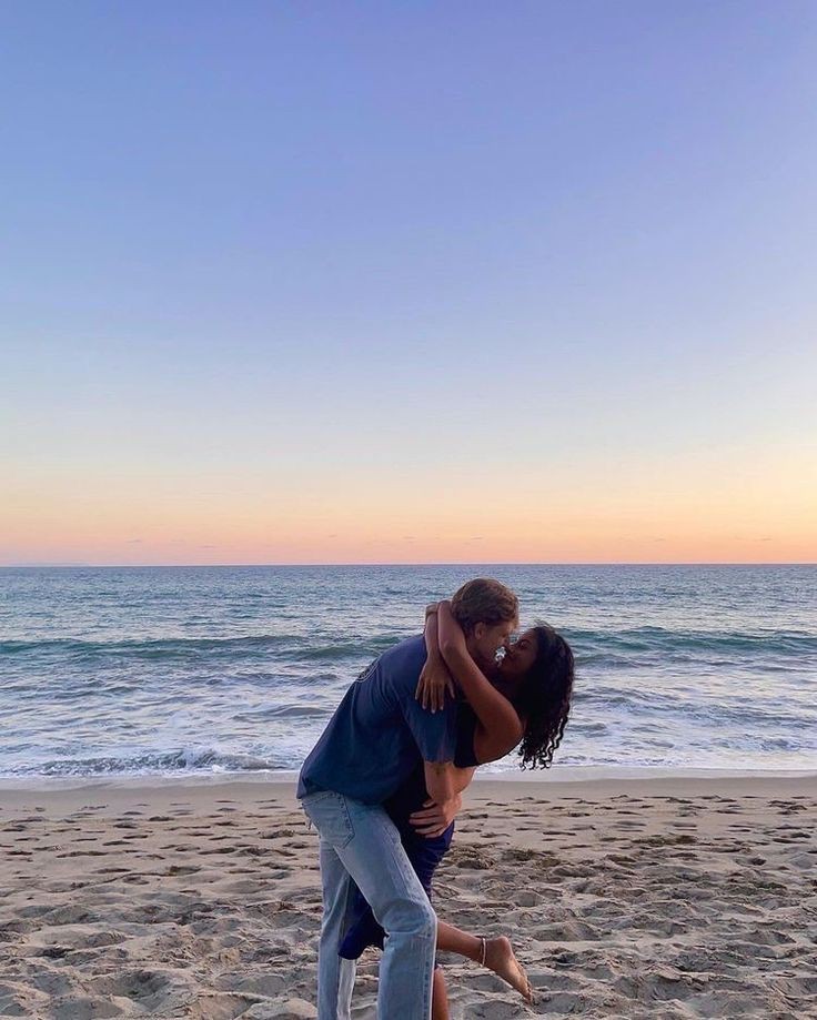 Imnotsullivan's tweet photo. Confess | Au Jiara 

Onde Kiara foi passar o verão na casa dos avós com sua prima depois de anos sem voltar em Outer Banks, e quase é atropelada ao sair do aeroporto. 

Ou Onde JJ tinha acabado de se despedir de sua namorada no aeroporto, e quase atropela uma garota que vai+ https://t.co/Ybmw6CnXIw