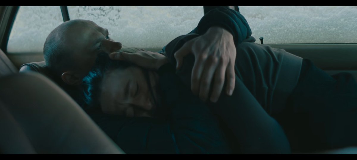 vsebudethorisho's tweet image. 1. выразительные глаза как у побитой собаки, стеснительная улыбка
2. лысая бошка как символ одновременно мускулинности и уязвимости
3. он создаёт чувство заботы и защищённости, я бы родила от него ребёнка
4. родная русская душа в голливуде!! это же ахуй
5. вы видели его руки???