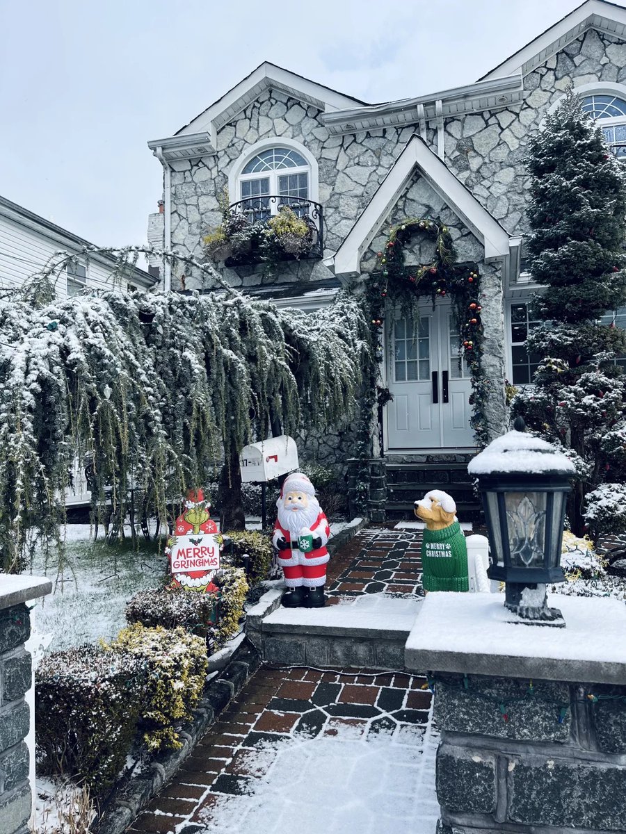 Christmas is not long over. The Christmas decorations in front of the house are still there. The snowy day makes these Christmas decorations more appropriate.