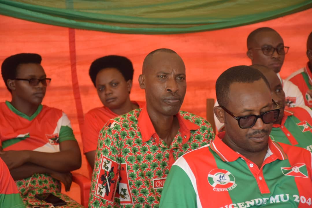 CnddFddBuhumuza's tweet photo. Mwijambo ryiw Umunyamabanga w'umugambw mu ntara ya #Buhumuza yashimiy ubuserukizi bukuru ukuntu ataco budakora mukubafata mumugongo mu bikorwa.Yashimye ukuntu umugambwe @CnddFdd uguma uha agaciro abahoz ku rugamba kuko bateye iteka igihugu nabo nyen bararyitera.@DorianeMunezero https://t.co/QKfDj8fHIx